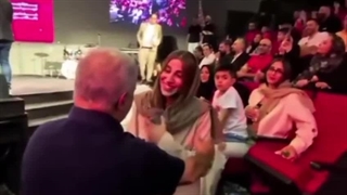 علی-پروین-مربی-سابق-و-پیشکسوت-این-تیم-با-استقبال-از-حضور-ناهید-کیانی-تکواندوکار-مدال-آور-المپیک-او-را-در-آغوش-گرفت