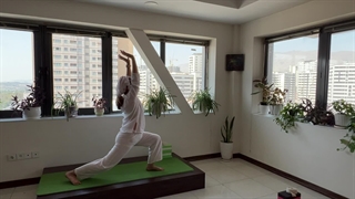 آموزش یوگا با مربی آناهید در استودیو مروارید آبی