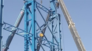 کار سخت و طاقت فرسایی نصاب اسکلت در ارتفاع