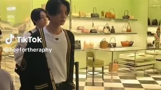 صد بار نگاش کردن و هنوز از دیدنش سیر نشدم