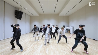  پرکتیس آهنگ Magic (Dance Break ver.) در فستیوال 2022 Weverse Con گروه تی اکس تی (TXT)