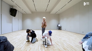  پرکتیس آهنگ DNA در فستیوال 2022 SBS Gayo Daejeon گروه تی اکس تی (TXT)