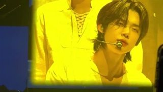 اجرای آهنگ neverland از تی اکس تی در کنسرت ( درخواستی )