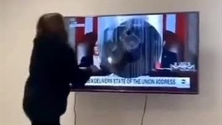 زنان آمریکایی تلویزیونی که تصویر نتانیاهو از آن نشان می‌داد را تخریب می کردند