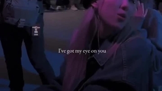 ولی رزی اون ایدلی که بدون حاشیه است و وایب این آهنگ رو میده