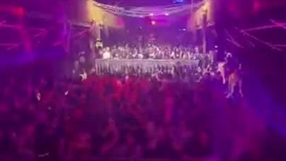 اینجا یه کلاب توی استرالیائه :) (خداییش آهنگ از این باحال تر...)