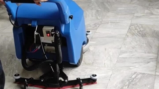 استفاده از اسکرابر دستی در محیط اداری