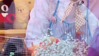 چقدر با جدیت اشپزی میکنه کاملا حرفه ای مخصوصا موقع خرد کردن ببینید کلیپ رو حتما(خنده)