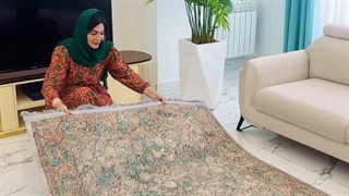 فرش ابریشم ماشینی طرح افشان سبز آبی در صفا فرش