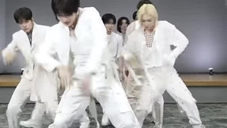 ریلی دنس Giant از Stray Kids