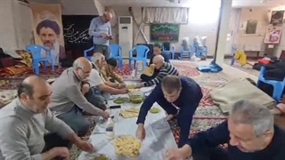ناهار در مشهد (آزادگان در خدمت چایخانه حرم رضوی)
