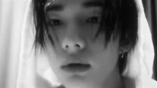 مانند جای زخم میخ بر دیواری ، پوشیده از تابلو ها .