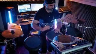 کاور آهنگ سبک هاوس توسط حسن مهدوی با پرکاشن های مدل هندسونیک