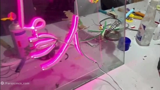 آموزش نصب تابلو نئون فلکسی پشت شیشه ( در 1 دقیقه )