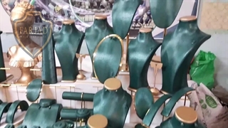 ویترین طلا فروشی سفید سبز