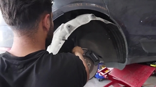 فروش، قیمت و راهنمای تعویض کمک‌فنر پورشه ماکان | نکات ضروری که باید بدانید!