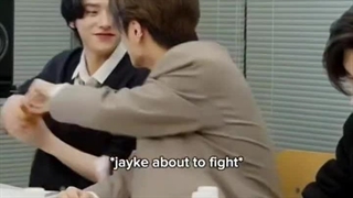 من وقتی دوتا از دوستام دارن باهم بحث میکنن:///