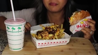 چالش خوردن چیز برگر و سیب زمینی سرخ شده توسط Hungry Cakes فود اسمر