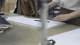 ژاکت بمب افکن Sheepskin B3 ساخته شده توسط صنعتگر چرم