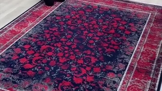 فرش وینتیج پذیرایی با گل‌های افشان به رنگ سرمه‌ای قرمز در صفافرش