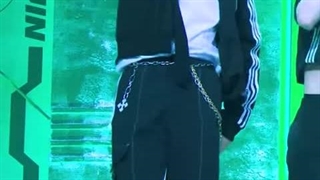 فنکم لینو در اجرای آهنگ maniac از استری کیدز ( درخواستی )