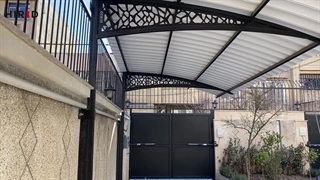 سایبان خودرو در حیاط