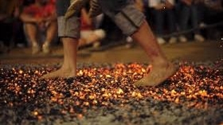 رسوم و فرهنگ های عجیب هند | راه رفتن در آتش