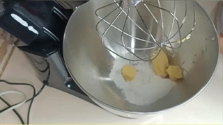 آموزش انواع شیرینی خشک با پشتیبانی دائم 