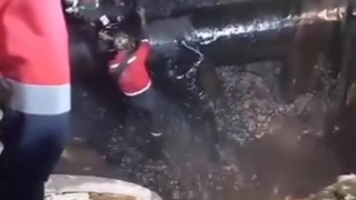 تلاش کارکنان شرکت بهره‌برداری نفت و گاز گچساران در مهار نشت نفت