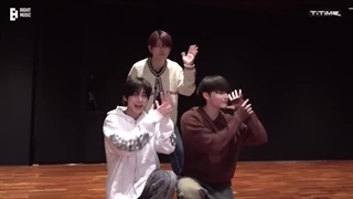 پشت صحنه‌ی ضبط چالش Mrs. Apple Green با تهیون و هونینگ کای از TxT با زیرنویس فارسی