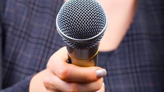 وقتی گفتن یا نگفتن واژه‌ فرنگی در گرو بودن یا نبودن میکروفون صداوسیماست!