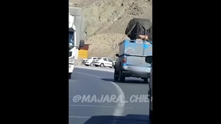 جاده رو برعکس انداخته بود روزبه گرفتش! مردم از خوشحالی بوق میزنن!