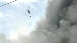 تصاویری از عملیات آب‌پاشی بالگرد نیروی دریایی سپاه در بندر رجایی