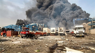 عملیات جداسازی و ایمن‌سازی کانتینرهایی که دچار حریق شده بودند