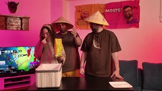 یه جعبه پر از خوراکی های عجیب ژاپنی(احسان میرزادو مهرانه. مصطفی)