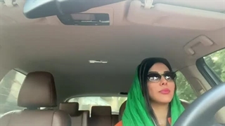 لیلا اوتادی در خودرو
