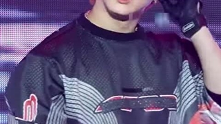 فنکم چانگبین در اجرای آهنگ ceremony از استری کیدز