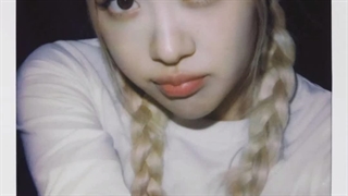 عکس‌های پولاروید از رزی برای مجله‌ی ووگ~