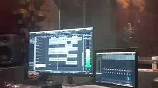 رزیتا دغلاوی نژاد در استودیو (خوانندگی تیتراژ تلویزیونی سریال زیر گنبد کبود)