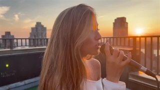 کاور آهنگ messy از رزی توسط Sally Kim ( قشنگ خونده )