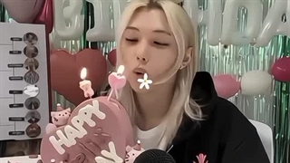 به قول هیونجین فیلیکس واقعا فرشته‌ای روی زمینه