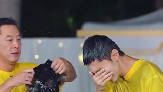 ⌯ بی تربیوتا این چه کاریه با این بچه میکنین..... ( کپشن رو بخونید )