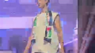 کوین عضو دبویز پرچم(پرچمه دیگه) فلسطین رو روی گردنش انداخت و به تماشا چی ها هم نشون داد (دمت گرم واقعا:) )