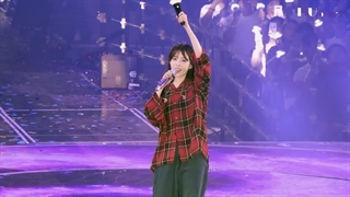 اجرای فن چنت you&I iu همراه یوئنا در فن کنسرت I+UN1VE5E"کپشن"