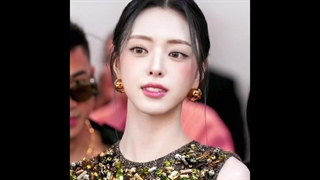 منتشر شده از یونا در فشن شوی FENDI در هفته مد میلان