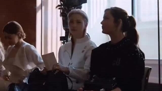 فلیکس کنار EMMA STONE ، ANA DE ARMAS و LISA از گروه بلک‌پینک نشسته