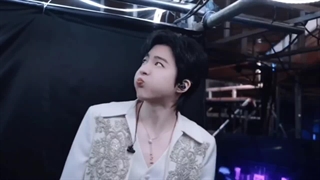 گوووووودووو لپاشو خنده خنده میشه گیفتش کرد ...