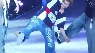 قیافه هیسونگ وقتی داشت تعادلش رو از دست میداد>^<