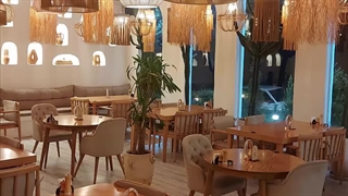 کافه لیالانژ کرج مهرشهر با دکوراسیون سانتورینی یونان