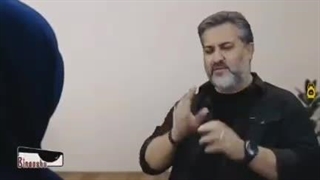 علی زکریایی با یک خانم بد‌حجاب، صحبت کوتاهی می‌کنه و او را  مجاب به پوشش و حجاب می‌کنه